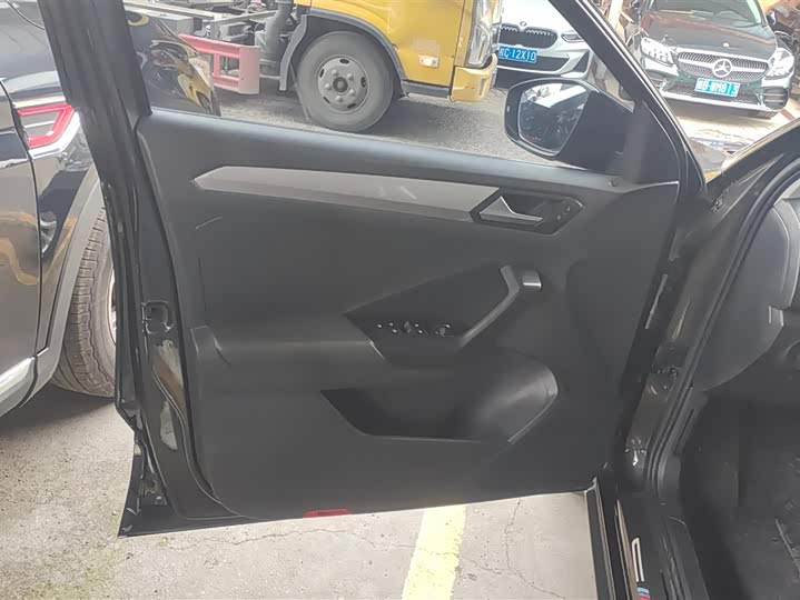 Фото 7 - Volkswagen T-Roc