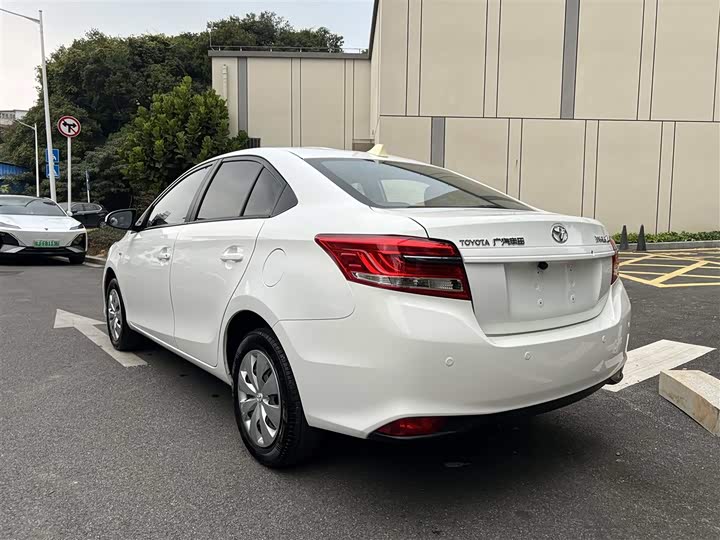 Фото 3 - Toyota Yaris L