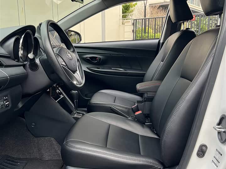 Фото 4 - Toyota Yaris L