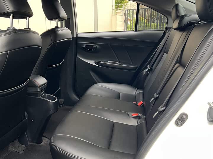 Фото 5 - Toyota Yaris L