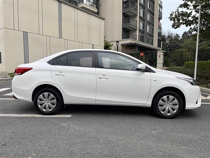 Фото 7 - Toyota Yaris L