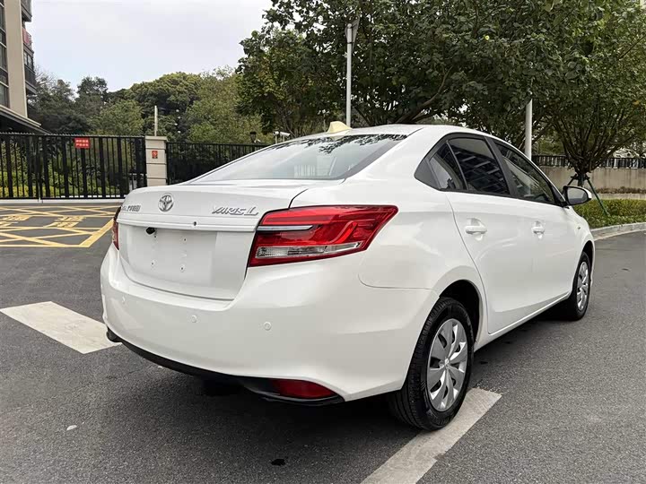 Фото 8 - Toyota Yaris L