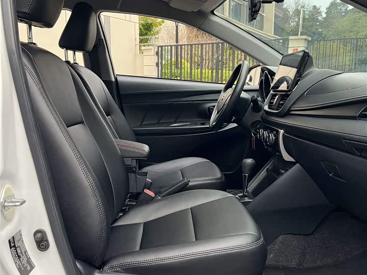 Фото 9 - Toyota Yaris L