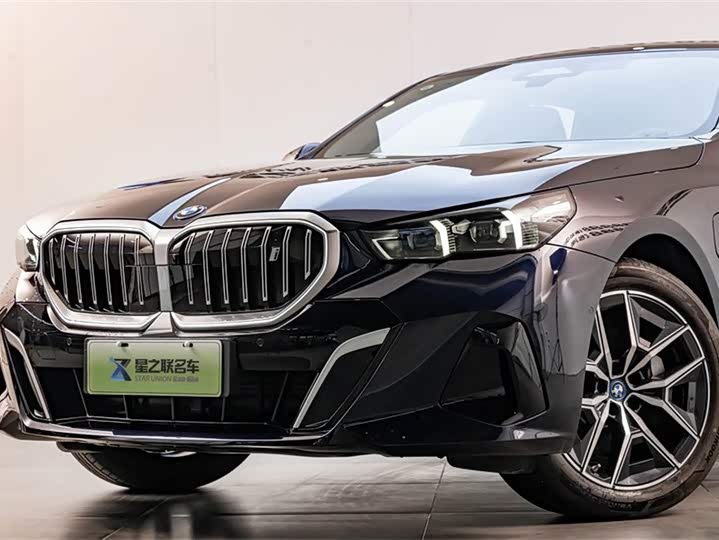 Фото 2 - BMW i5