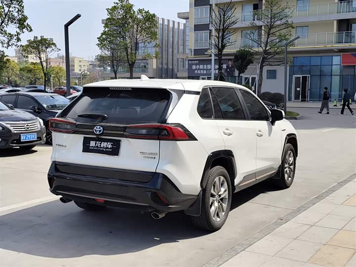 Фото 9 - Toyota Wildlander