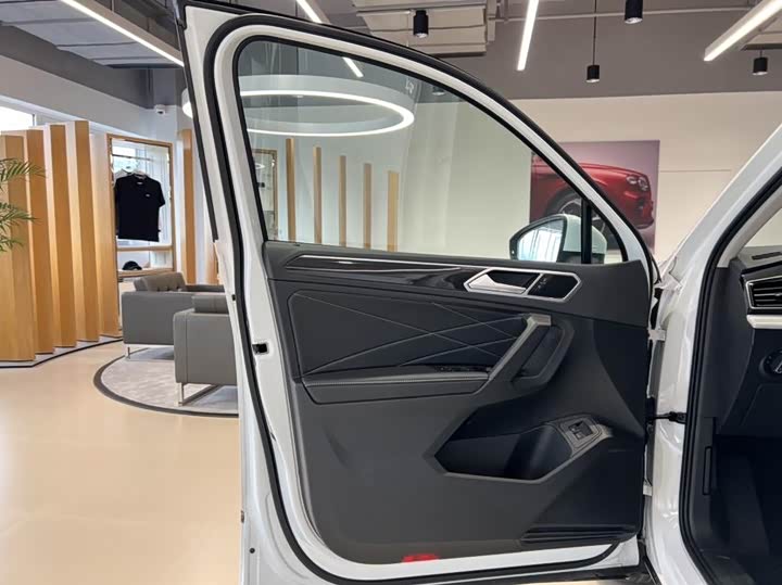 Фото 8 - Volkswagen Tiguan L Hybrid