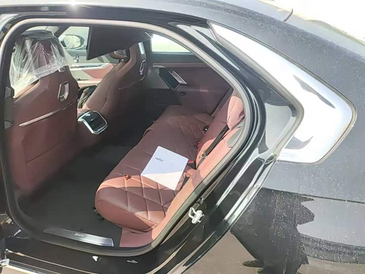 Фото 9 - BMW 7 Series