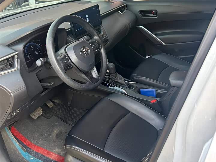 Photo 2 - Toyota Corolla Cross