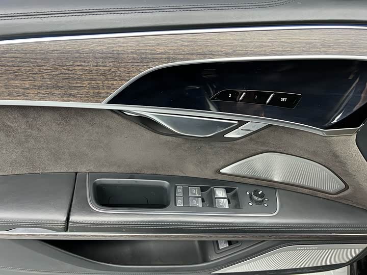 Фото 5 - Audi A8