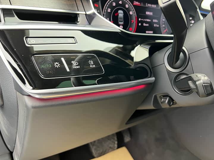 Фото 7 - Audi A8