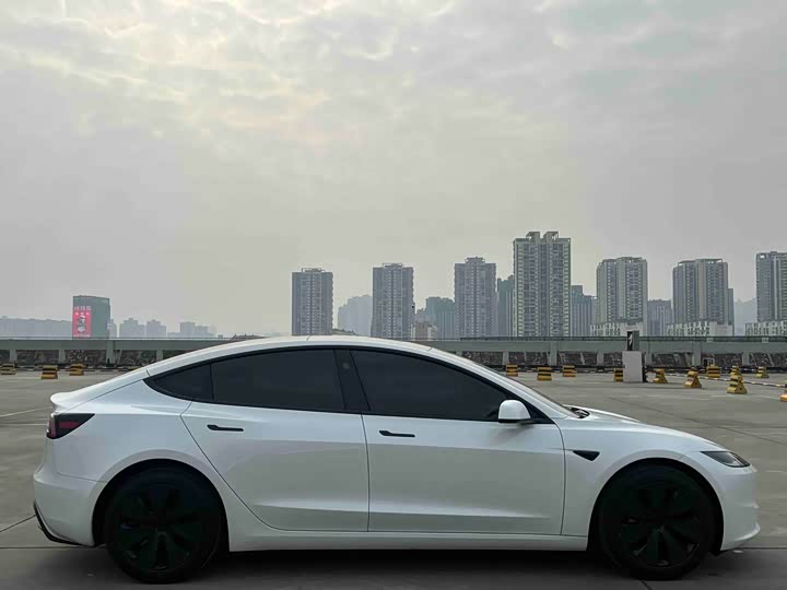 Фото 4 - Tesla Model 3