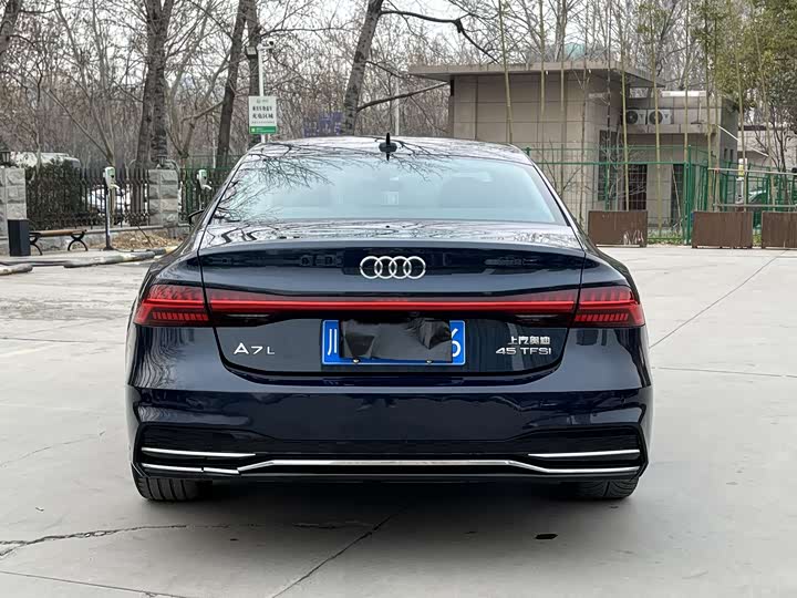 Фото 8 - Audi A7L