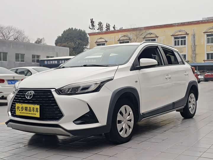 Фото 1 - Toyota Yaris L Hatchback