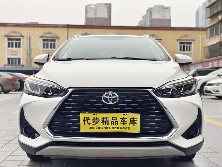 Фото 2 - Toyota Yaris L Hatchback