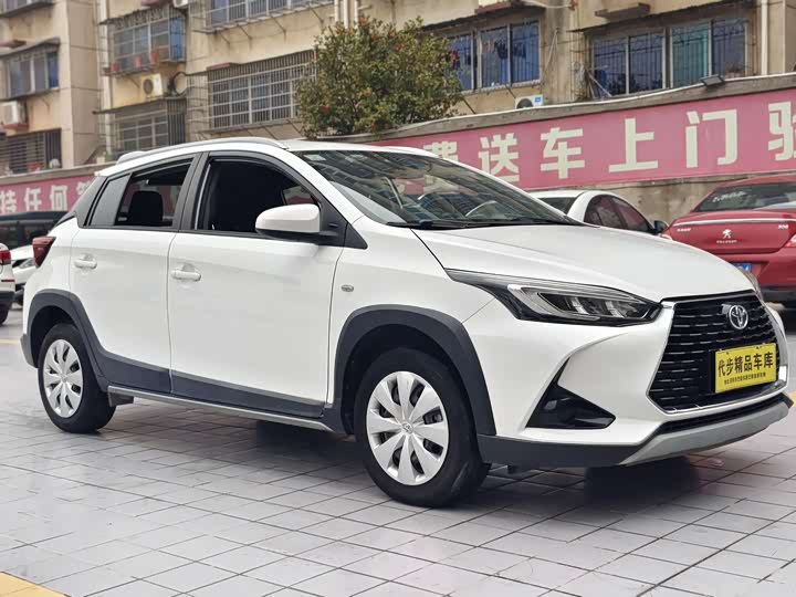 Фото 3 - Toyota Yaris L Hatchback