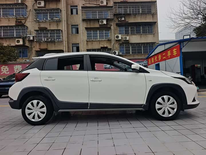 Фото 4 - Toyota Yaris L Hatchback