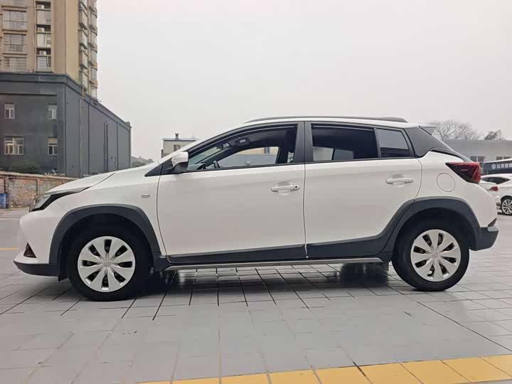 Фото 5 - Toyota Yaris L Hatchback