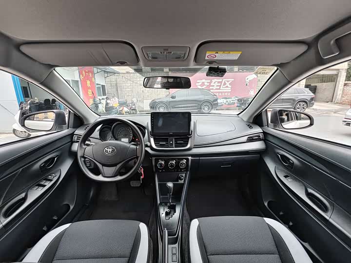 Фото 6 - Toyota Yaris L Hatchback