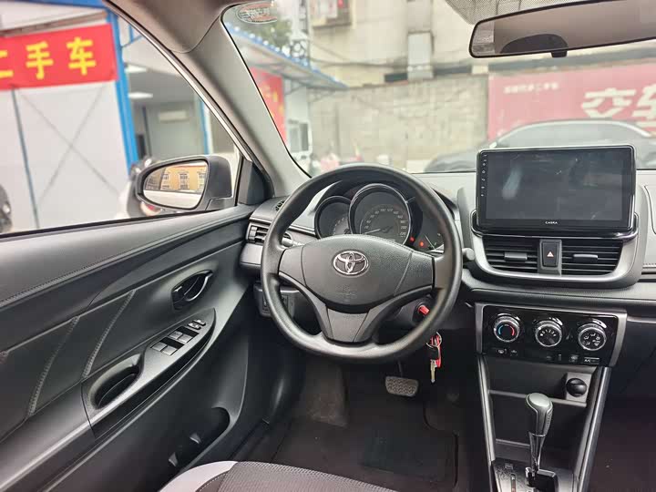 Фото 7 - Toyota Yaris L Hatchback