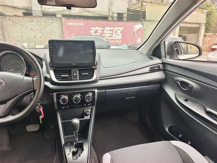 Фото 8 - Toyota Yaris L Hatchback