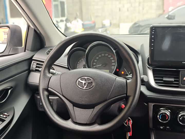 Фото 9 - Toyota Yaris L Hatchback