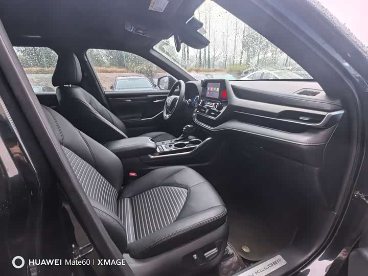 Фото 3 - Toyota Crown Kluger