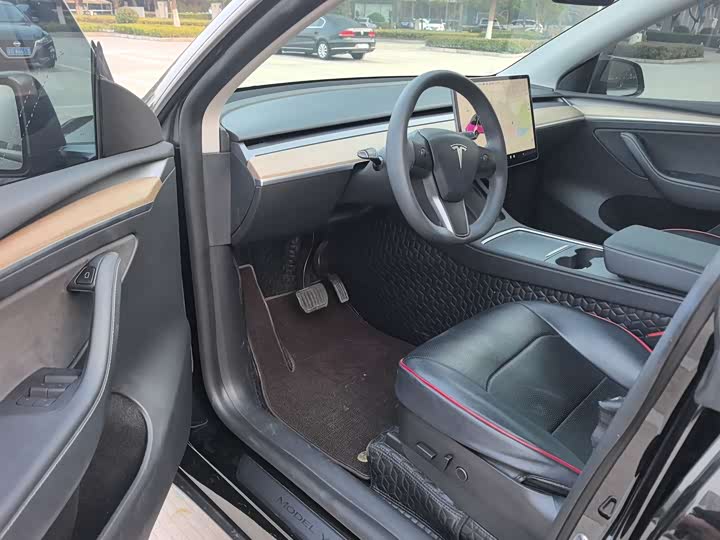 Photo 5 - Tesla Model Y