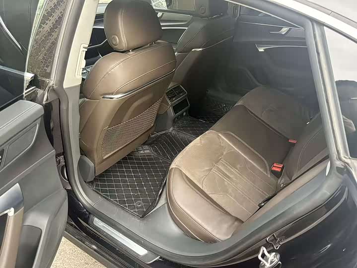 Фото 5 - Audi A7L