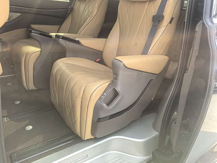 Фото 7 - Denza D9