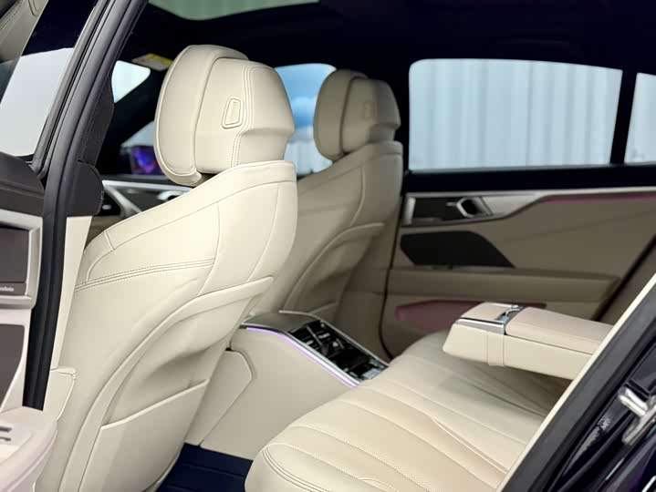 Фото 5 - BMW 8 Series