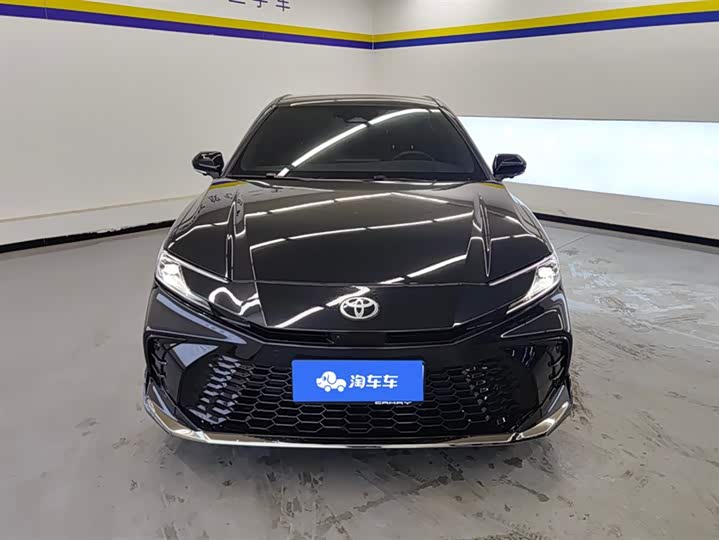 Фото 2 - Toyota Camry