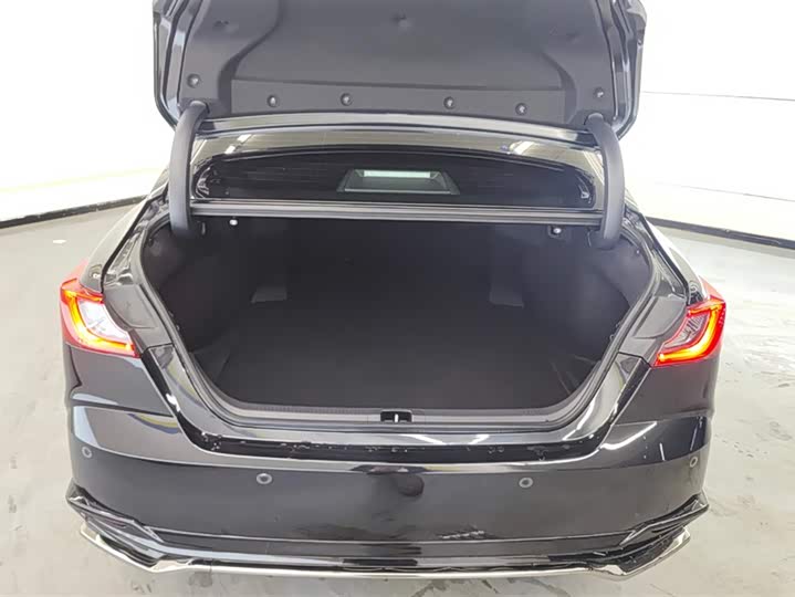 Фото 4 - Toyota Camry