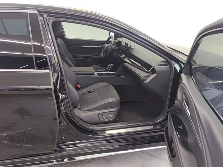 Фото 8 - Toyota Camry