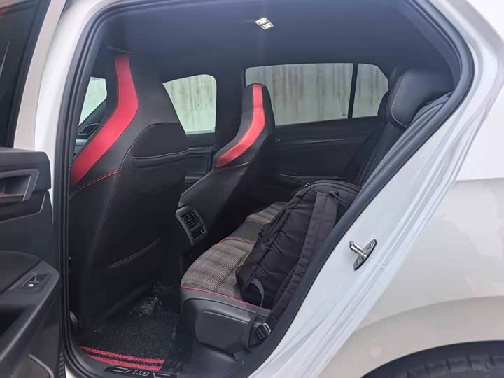 Фото 4 - Volkswagen Golf GTI