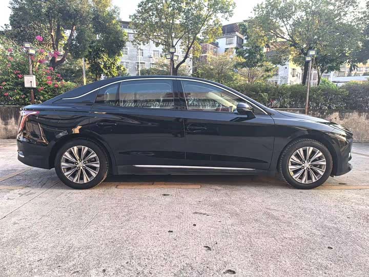 Фото 3 - Hongqi E-QM5