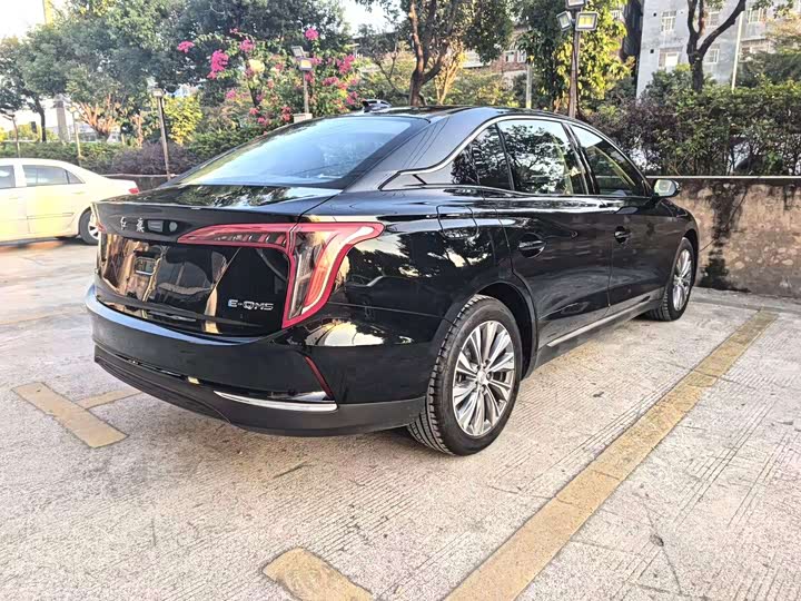 Фото 4 - Hongqi E-QM5