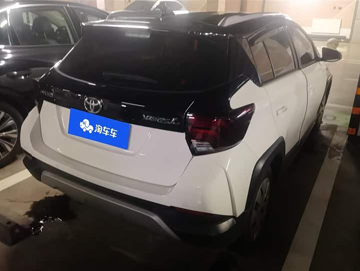 Фото 3 - Toyota Yaris L Hatchback