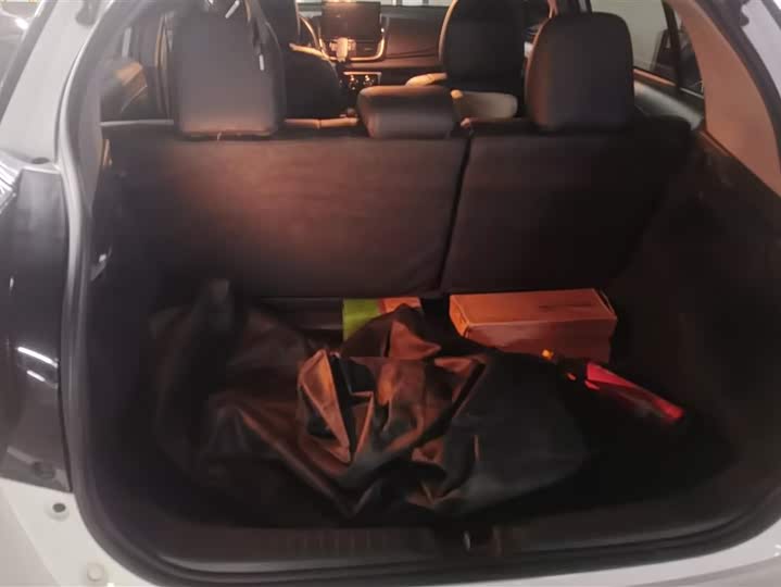 Фото 4 - Toyota Yaris L Hatchback