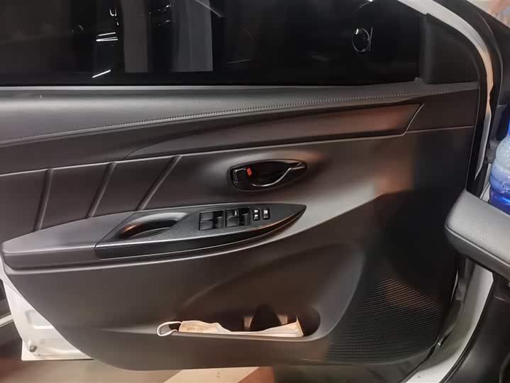 Фото 7 - Toyota Yaris L Hatchback