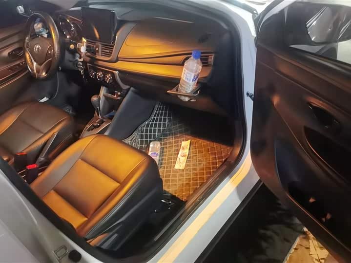 Фото 8 - Toyota Yaris L Hatchback