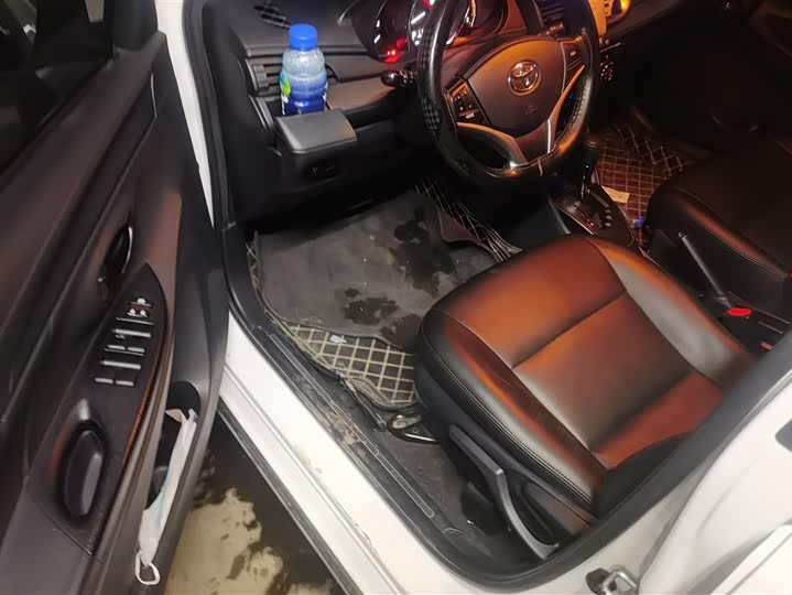 Фото 9 - Toyota Yaris L Hatchback