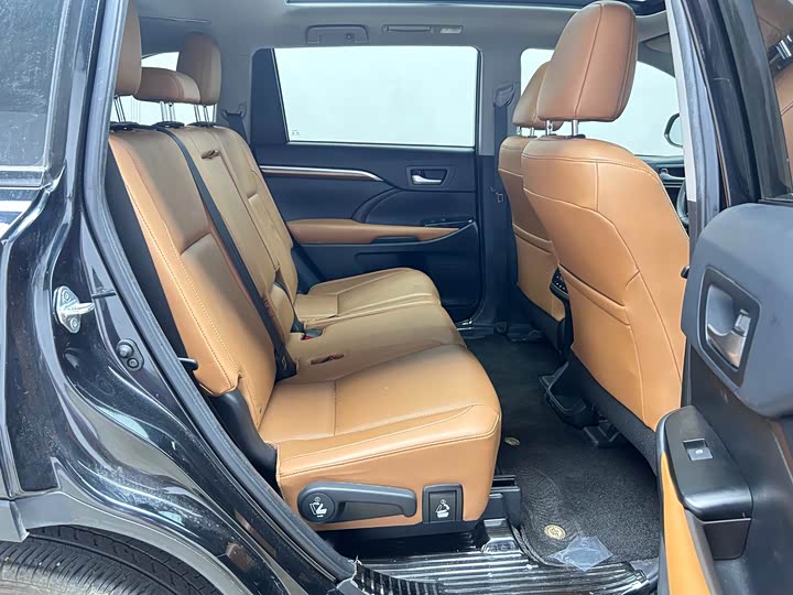 Фото 9 - Toyota Highlander