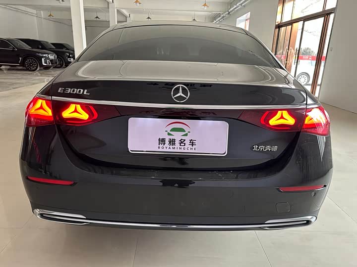 Фото 4 - Mercedes-Benz E-Class