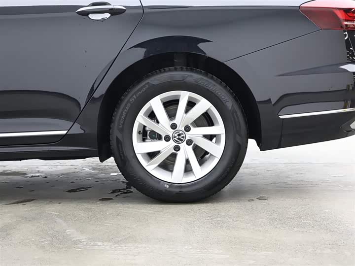 Фото 9 - Volkswagen Passat Hybrid