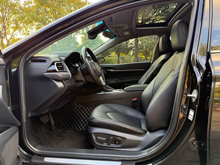 Фото 4 - Toyota Camry