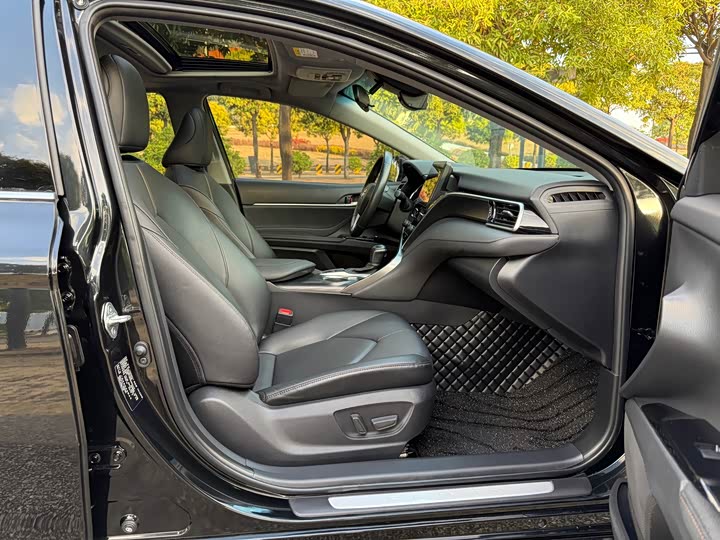 Фото 7 - Toyota Camry