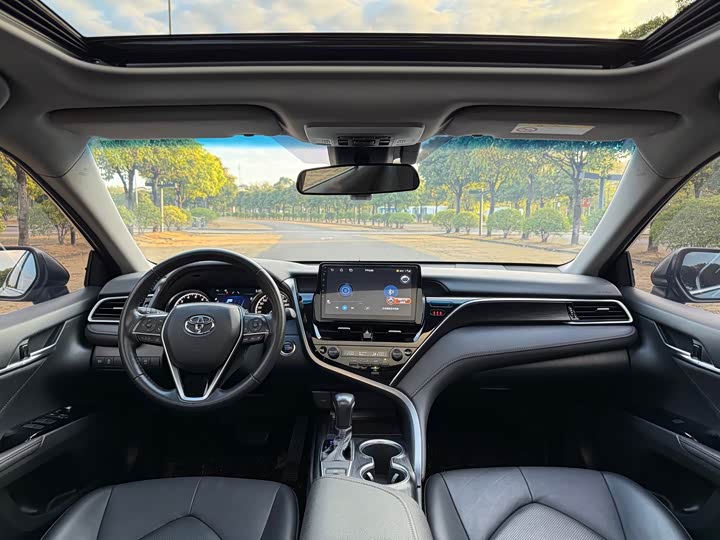 Фото 8 - Toyota Camry