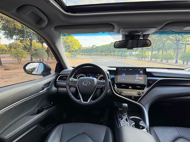 Фото 9 - Toyota Camry