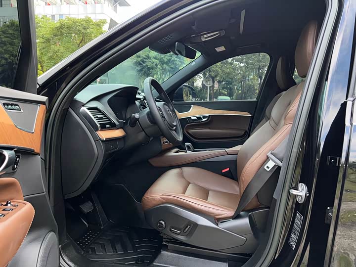 Фото 8 - Volvo XC90