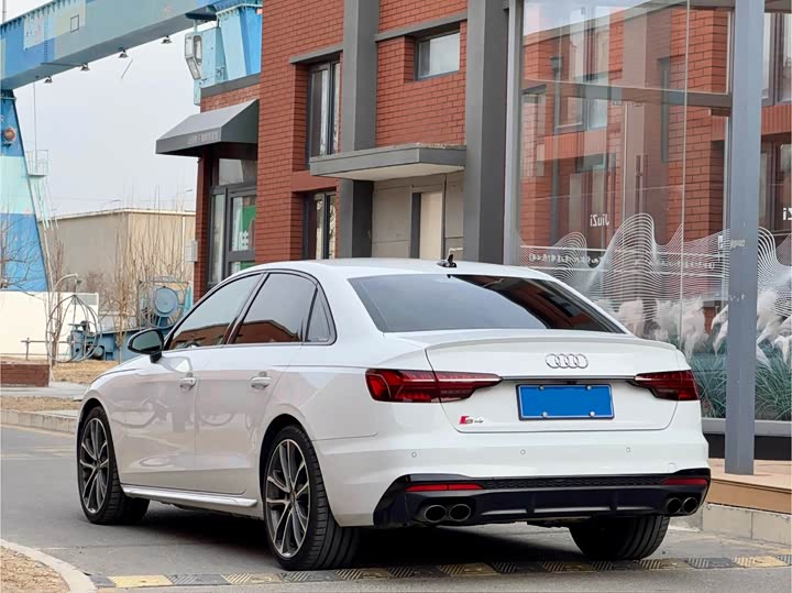 Фото 4 - Audi S4